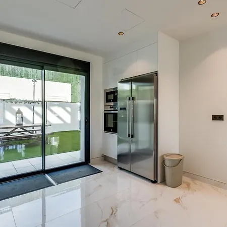 Апартаменты Luxurious Newly Built Townhouse Close To The