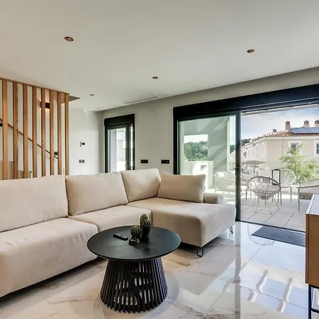 Апартаменты Luxurious Newly Built Townhouse Close To The