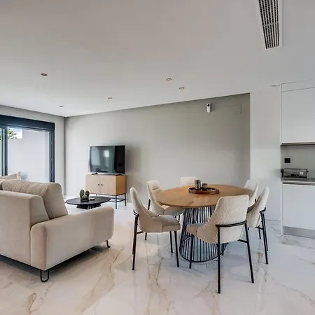 Апартаменты Luxurious Newly Built Townhouse Close To The *