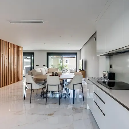 Апартаменты Luxurious Newly Built Townhouse Close To The