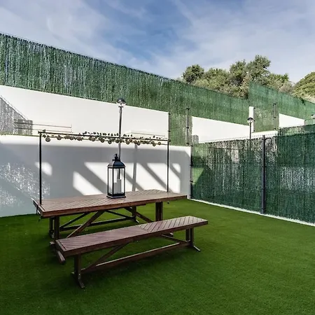 Апартаменты Luxurious Newly Built Townhouse Close To The