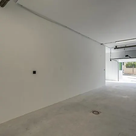 Апартаменты Luxurious Newly Built Townhouse Close To The