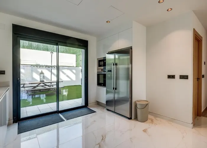 Апартаменты Luxurious Newly Built Townhouse Close To The