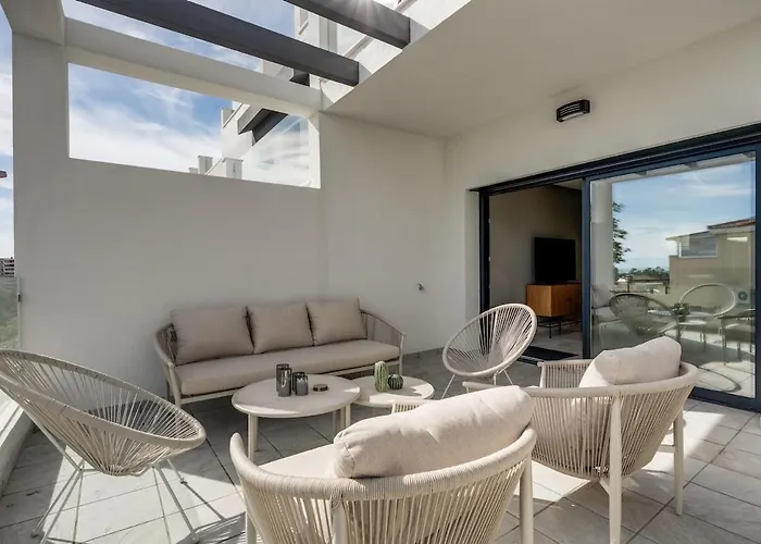 Luxurious Newly Built Townhouse Close To The Апартаменты *