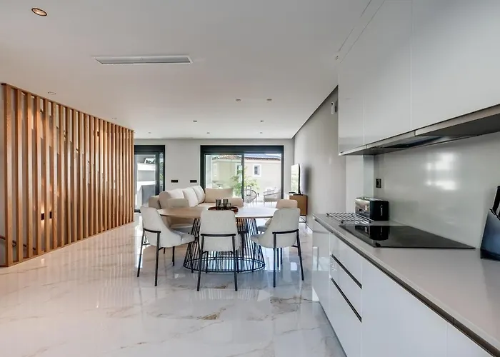 Апартаменты Luxurious Newly Built Townhouse Close To The