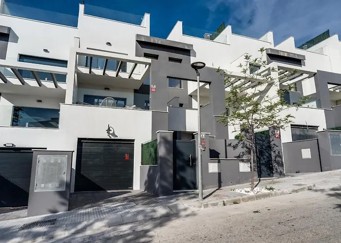 Апартаменты Luxurious Newly Built Townhouse Close To The