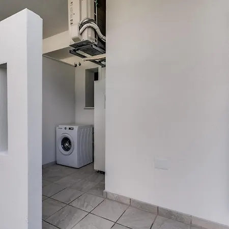 Luxurious Newly Built Townhouse Close To The Apartment *