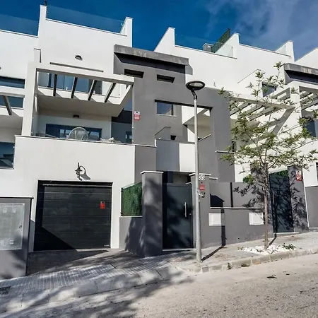 Apartamento Luxurious Newly Built Townhouse Close To The