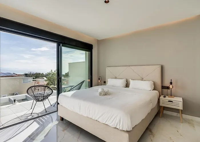 Luxurious Newly Built Townhouse Close To The Torremolinos