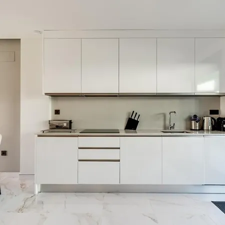 アパート Luxurious Newly Built Townhouse Close To The *