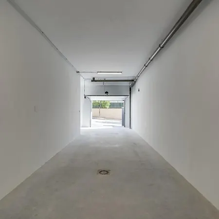 Luxurious Newly Built Townhouse Close To The アパート