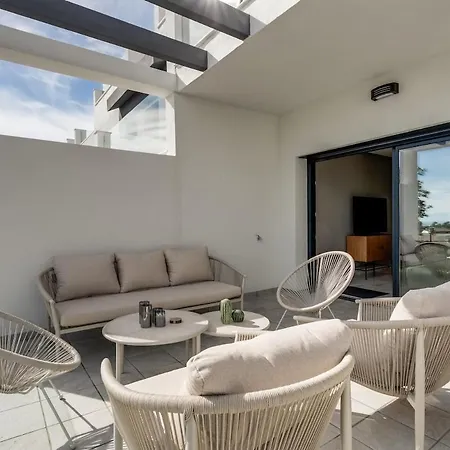 Luxurious Newly Built Townhouse Close To The アパート *