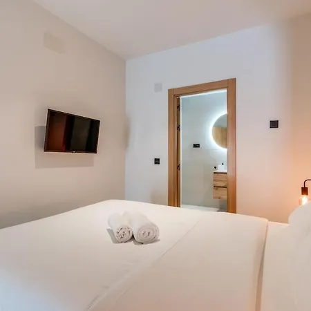 Luxurious Newly Built Townhouse Close To The Apartment *