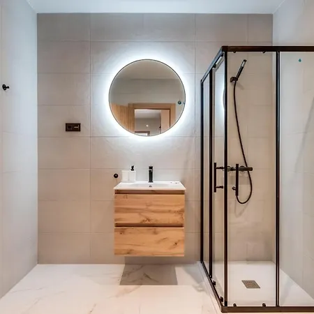 Luxurious Newly Built Townhouse Close To The アパート