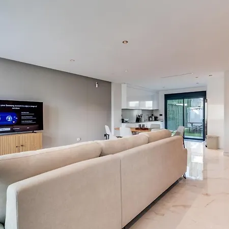 Luxurious Newly Built Townhouse Close To The アパート