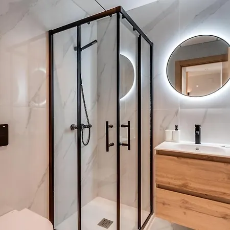 Luxurious Newly Built Townhouse Close To The アパート