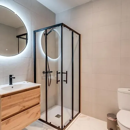 Luxurious Newly Built Townhouse Close To The アパート *