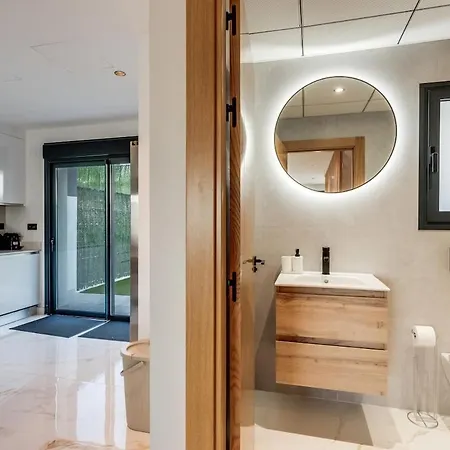 Luxurious Newly Built Townhouse Close To The アパート トレモリノス