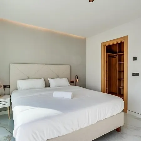 Luxurious Newly Built Townhouse Close To The Torremolinos