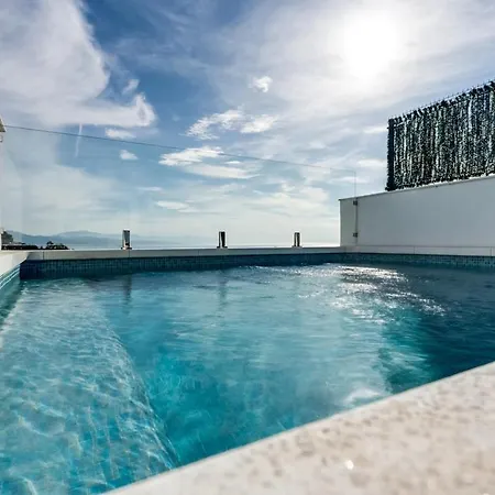 Luxurious Newly Built Townhouse Close To The Apartment *