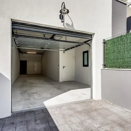 Luxurious Newly Built Townhouse Close To The *