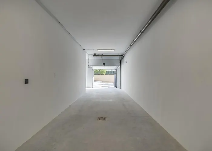 Luxurious Newly Built Townhouse Close To The Apartment