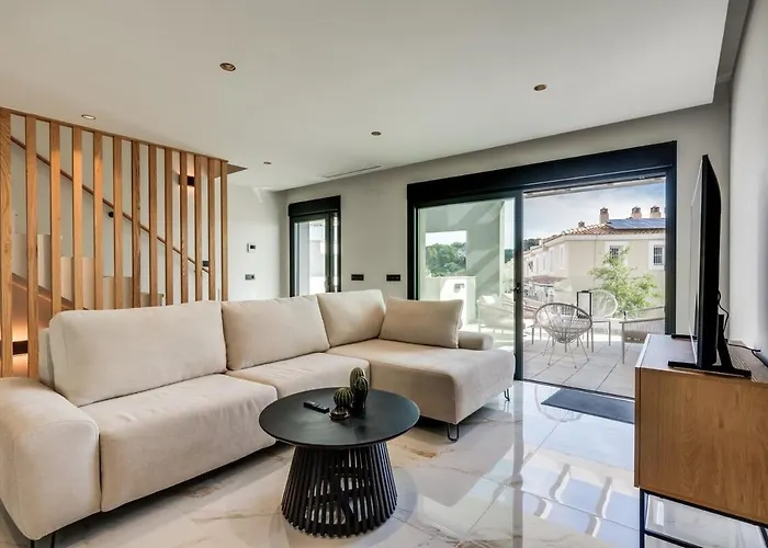 Apartment Luxurious Newly Built Townhouse Close To The